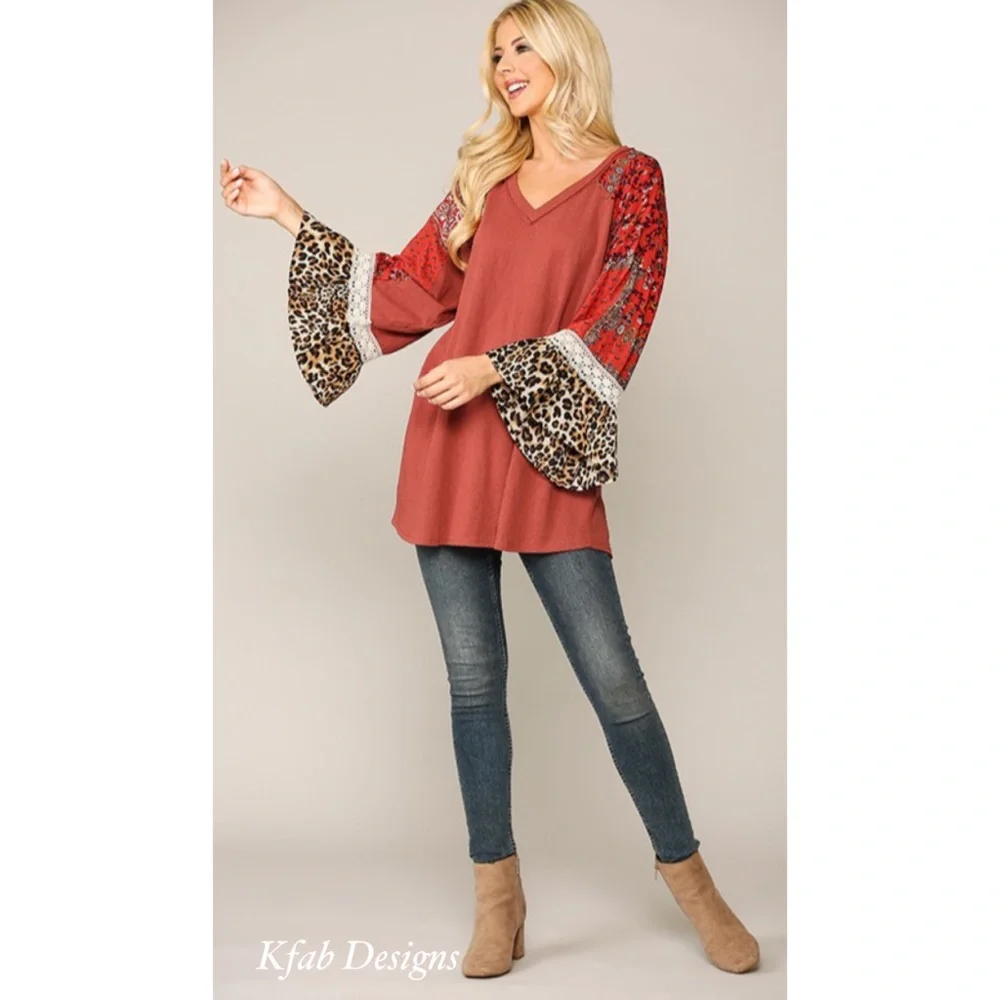 ❤️IN STOCK (LAST) V Neck Red Clay Animal Print Lace Trim Bell Sleeve Top! - Picture 5 of 6